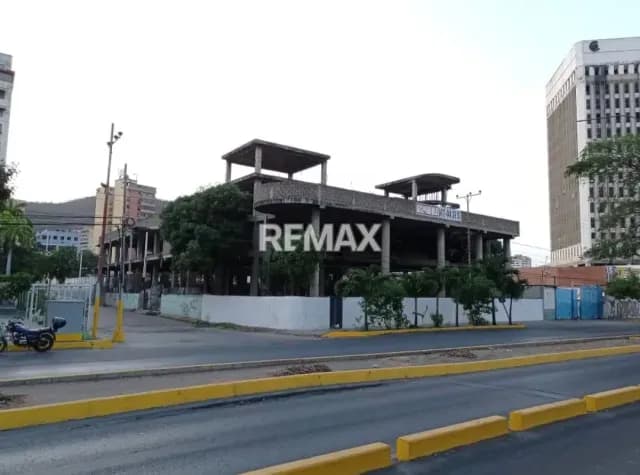 Edificio comercial en Alquiler. Obra Gris. Avenida municipal Puerto la Cruz