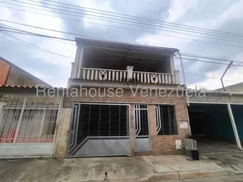 Casa En Venta Tipo Dúplex En Conjunto Cerrado Con Vigilancia Amplia Y Cómoda En Urb Los Caobos De Valencia