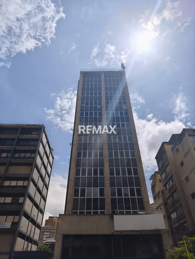 HERMOSA Y AMPLIA OFICINA EN ALQUILER EN COLINAS DE BELLO MONTE