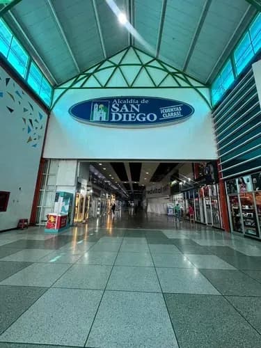Dos Locales Comerciales En San Diego C.c. Gran Bazar