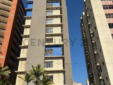 Lujoso Penhouse en La Lago. Edificio Oceania.