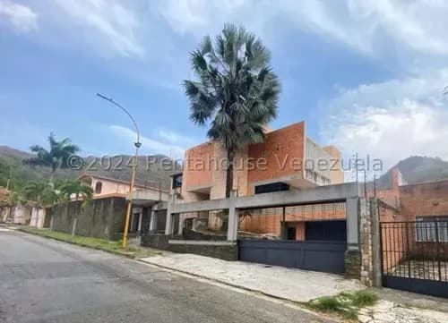 Se Vende Espectacular Y Acogedora Casa, Multiniveles. Ventilación E Iluminación Natural, Las Chimeneas - Valencia (#24-22617) Con Amplios Ambientes,. Hab. Con Baños Incorporado. Solo Clientes