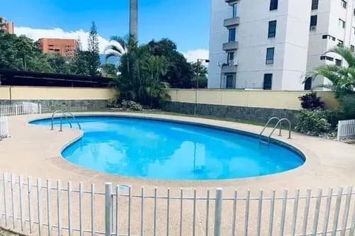 Af- Apartamento En Venta En Colinas De Valle Arriba, Remodelado, Con Jardines Propios, Área Parrillera, Habitaciones Con Baño Privado, Edificio Con Piscina Y Vigilancia