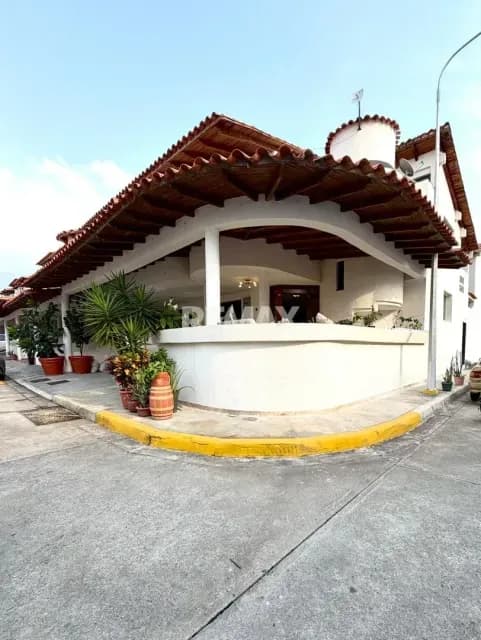 CASA ESQUINERA EN VENTA Urb. California Suite