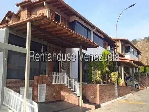 Hermoso Townhouse En Venta En Guatire En Doral Townhose Vega Arriba 26-10243 Fn