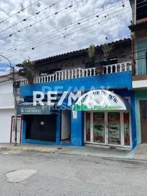 Casa con local en venta