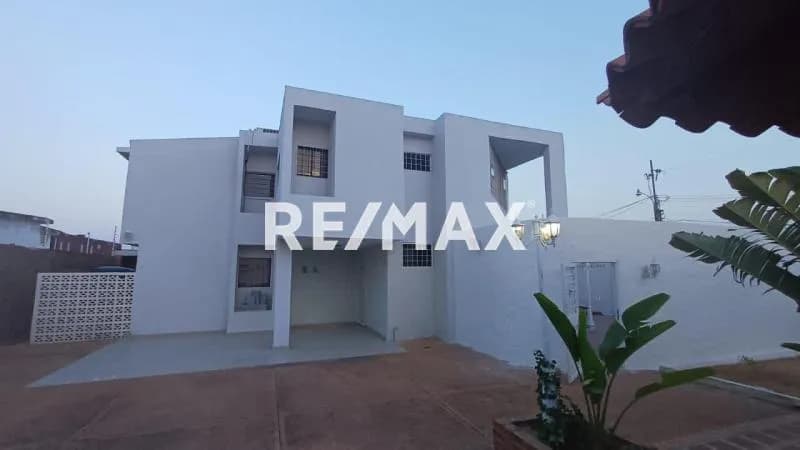 CASA-QUINTA URB. MONTE BELLO, AV. 12 CON CALLE Q