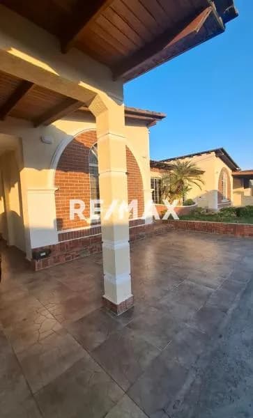 Se Alquila Casa en Urb. La Pradera