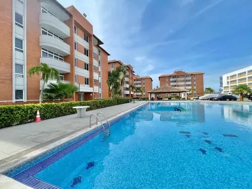 En Alquiler Excelente Apartamento En El Conj Res Playa Guaica, Con Salida A La Playa, Amplias Áreas Sociales, Excelente Ubicación Cerca De Centros Comerciales, Zona Gastronómica, Iglesias, Entre Otros