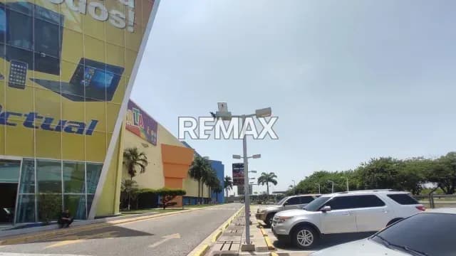 Amplio local comercial de más de 1.000 m²