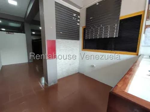 Daniela Linarez Alquila Local Amplio Con Oficina Con Mobiliario, Área De Caja, Mostrador De Despacho, Ubicado En Zona Repuestera De Barquisimeto
