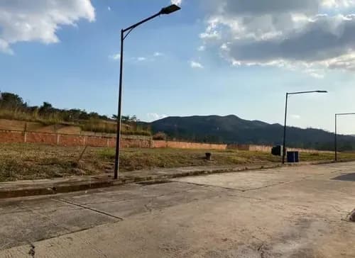 En Venta Parcela En Lomas Del Country Guataparo Superficie De 410 Metros Con Estructura Y Proyecto De Casa De 1 Planta Y Proyecto De Casa De Dos Plantas. Rg