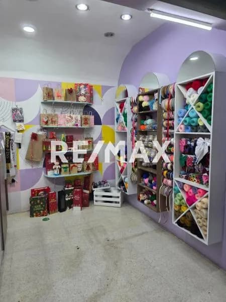 Vendo mobiliario en C.C Baratta Ferrero Tamayo nivel supermercado.
