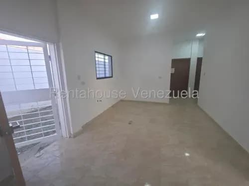 Casa En Venta En Cabudare Zona De La Monatnita Codigo 2 6 1 9 3 3 7 Mildred Excelente Oportunidad De Inversion De Casa En Urbanismo Privado, En Obra Limpia Ideal Para Acondicionar A Tu Gusto. Cuenta C