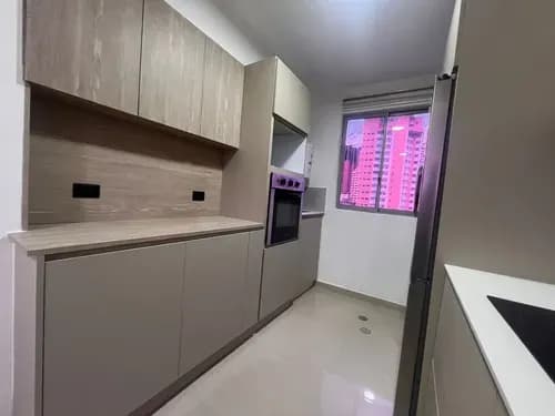 Exclusivo Apartamento Semi-equipado En Piso Bajo Con Revestimiento En Porcelanato, Climatización Integral, Doble Puesto Techado Y Ubicación Privilegiada Urbanización La Trigaleña, Residencias Aria