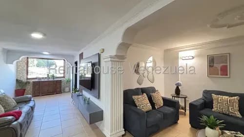 Casa En Venta En El Este De Barquisimeto, Ubicada En Una De Las Zonas Más Exclusivas De La Ciudad, Esta Propiedad De 3 Niveles, Cuenta Con Los Espacios Que Tu Familia Merece, 4 Habitaciones Una Con Ba