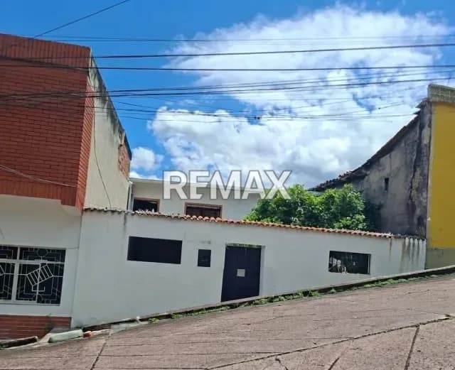 En Venta Casa en Barrio Obrero- Sector La Romera subiendo por la UCAT Terreno Propio