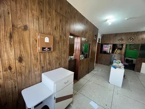En Alquiler Oficina, Ubicada En Centro Empresarial Andrés Bello, Av. Las Delicias, Maracay. El Inmueble Consta De 61,60m2, Distribuidos En: 2 Cubículos, 1 Baño 1 Depósito Cuenta Con Aire Acond