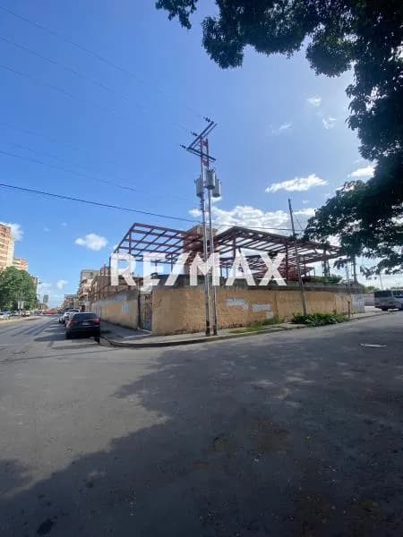 En Venta Terreno en Avenida Ayacucho Maracay al Lado del Mercado Libre .