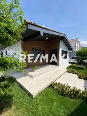 Venta de casa remodelada en Trigal Sur