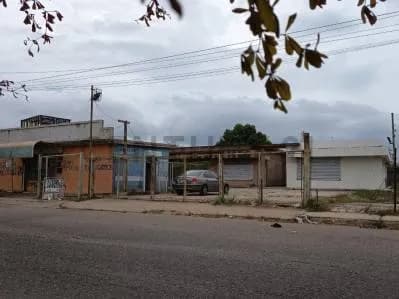 Amplio Terreno con Locales Comerciales