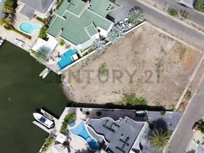 Parcela con canal en venta en el CR Las Villas en Lecheria