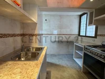 Apartamento Remodelado en Caricuao UD-3 | 82,35 m² | Piso Bajo | Etiqueta Verde