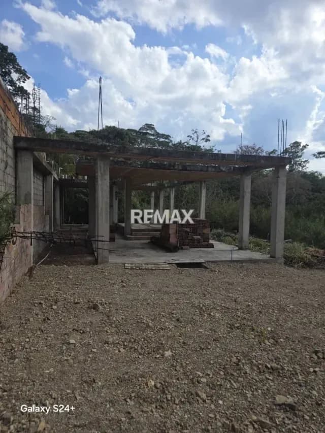 Venta de parcela con avance de construcción
