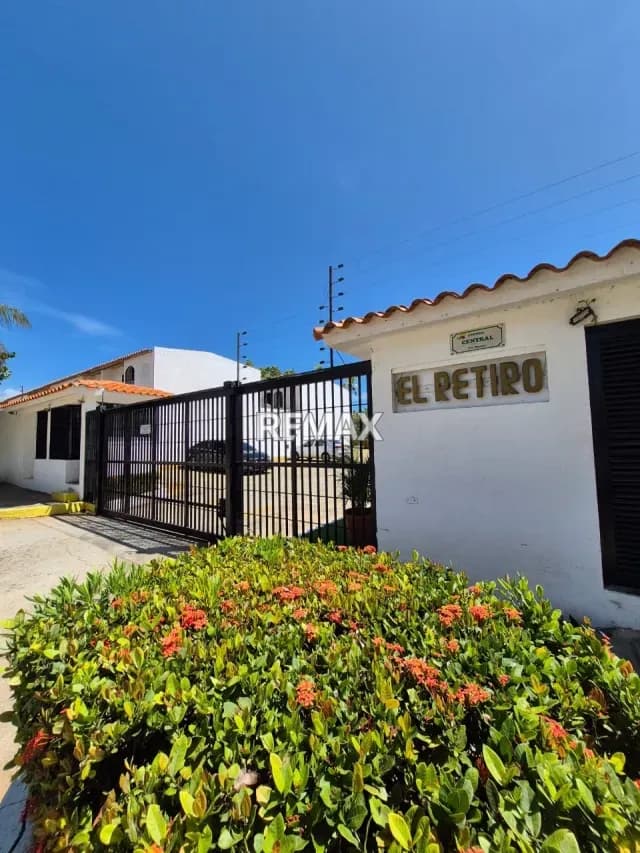 En venta Townhouse Para Remodelar, Urb. Maneiro - Conjunto Residencial El Retiro