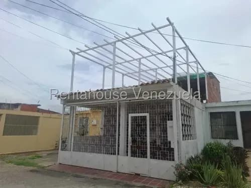 Karen García Vende Hermosa Casa De Dos Plantas En Conjunto Cerrado Con Portón Eléctrico En Cabudare,