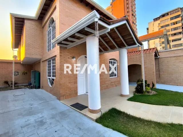 En venta moderna casa en la Urb. La Trigaleña en calle privada