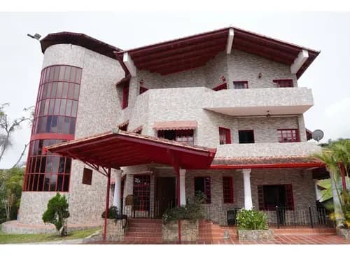 Casa En Venta De Tres Niveles En Merida