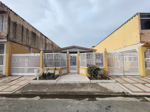 Asg Te Ofrezco En Venta Linda Casa En Calle Cerrada De Corinsa, Con Vigilancia En Perfecto Estado De Conservacion 25-23751