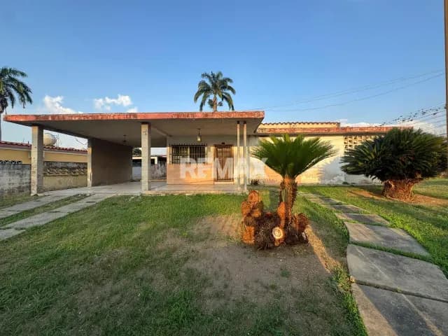 Hermosa y amplia casa-quinta ubicada en la Avenida Principal del sector la Hoyada en el municipio San Rafael de Carvajal. Código :