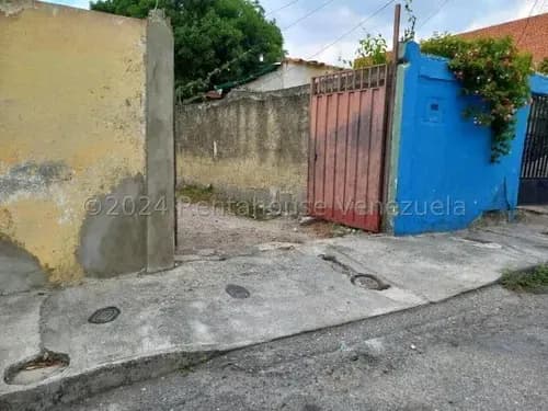 % Raiza Suarez Vende Terreno En Zona Este De Barquisimeto, 2 4 2 3 0 2 8, Posee Una Amplitud De 348m2 Ubicación Estratégica De Alto Prestigio Ideal Para Ese Proyecto! Comunicate.