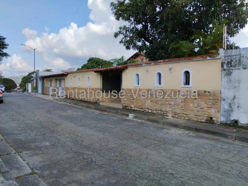 Casa (Duplex) en Venta en Prados del Este, Distrito Metropolitano