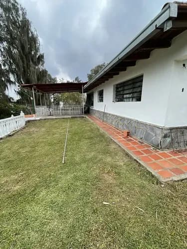 Bella Casa Ubicada Los Teques Urb.. Club Hípico Metros Cuadrados:550 Precio Raya:65mil Habitaciones:4 Baños:3 Puesto Estacionamiento:12 Documento Que Falta:a