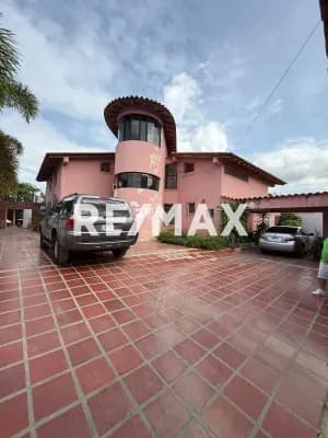Exclusiva e imponente Casa Moderna con Piscina y Gimnasio