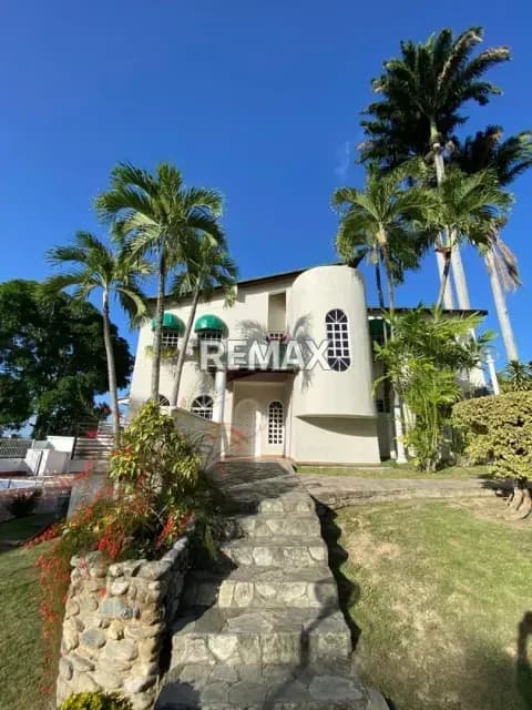 SE VENDE CASA EN COLINAS DEL MANZANO