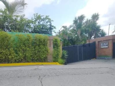 Casa con mucha tranquilidad y rodeada de vegetación, a 1 minuto de Loma Linda.