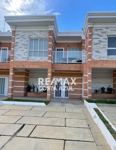 Remax Vende Town House De 115m2, En El Exclusivo Conjunto Villa Los Corales, Tucacas
