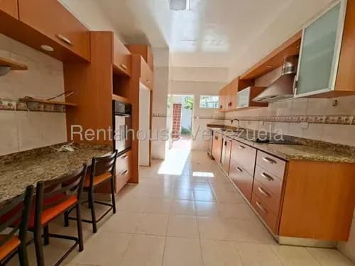 Si Buscas Una Casa Ubicada En Calle Discreta Y Tranquila De Los Palos Grandes, Mls #26-20821