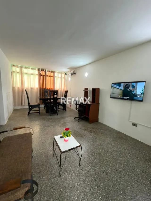 SE ALQUILA HABITACION