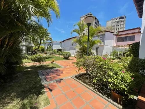 Casa En Venta En Colinas De Bello Monte Remodelada Con Hermosa Decoración Y Con La Mejor Vista De Caracas