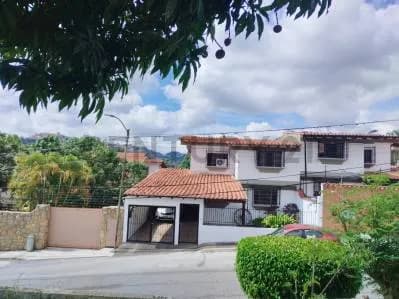 En venta o alquiler bonita casa de dos niveles en la Urb. Miranda