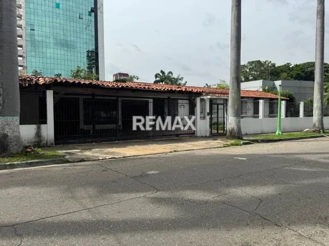 Casa Comercial a restaurar al lado de Nautilus
