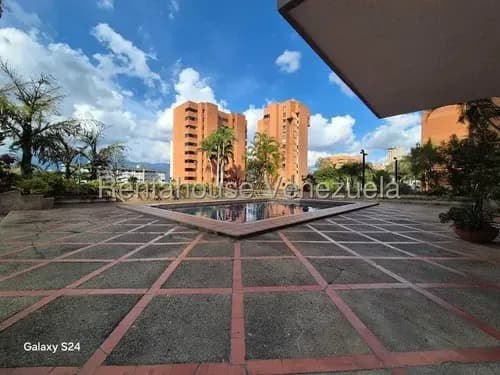 Acogedor, Amplio E Iluminado Apartamento En Los Naranjos Del Cafetal / Venta 26-12669 Cv