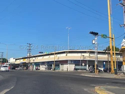 Locales En Venta Inm La Candelaria Con Centro Comercial Ubicado En Plena Avenida Lisando Alvarado, Cuenta Con Un Area Comercial De 2711 M2 Con 15 Locales De 2 Niveles Con Un Area De 190m2. 24-15311