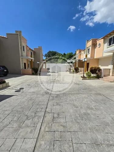En Venta Townhouse En Barrio Sucre Las Delicias, De 147mts, Se Entrega En Obra Limpia. Abierto A Negociacion. Se Aceptan Plan De Financiamiento Corto.
