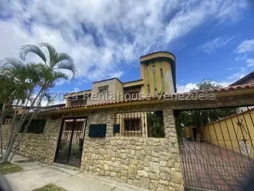 Espectacular Casa Con Balcon Y Gran Terraza Amoblada En Venta. Urb. Colinas De Los Ruices.
